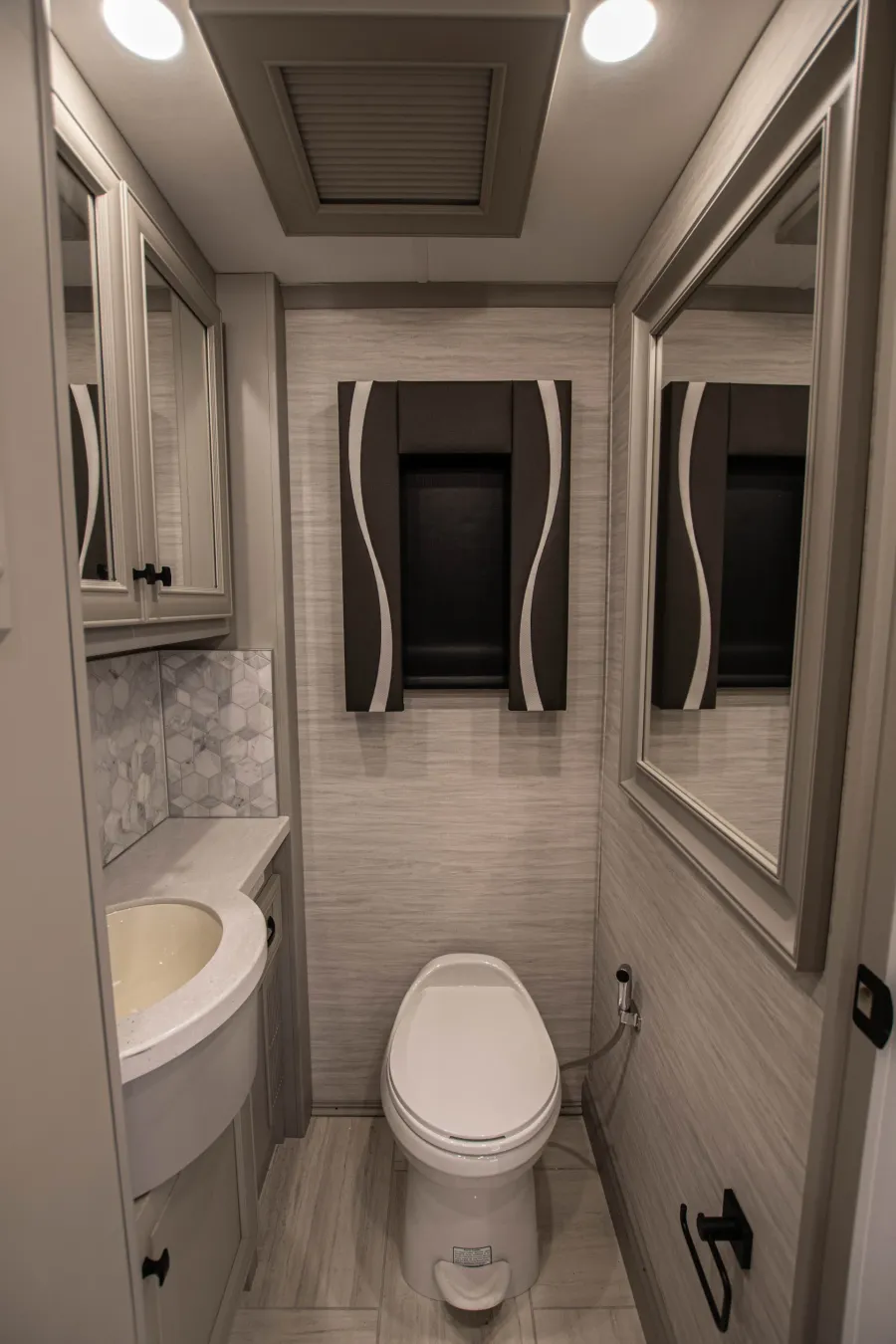 2026 Tiffin Phaeton 37BH | Photo 20 of 25