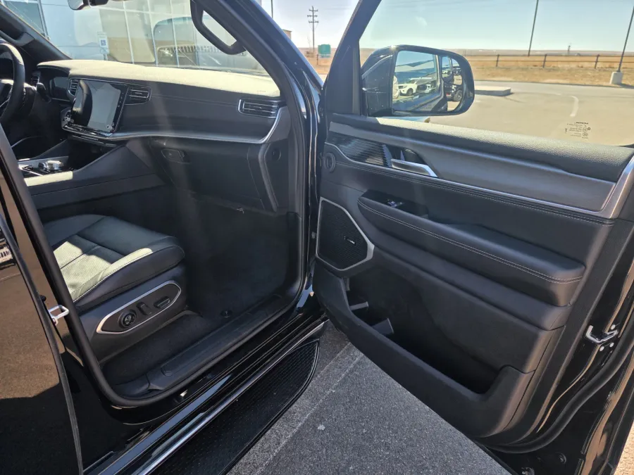 2025 Jeep Wagoneer L Base | Photo 23 of 34