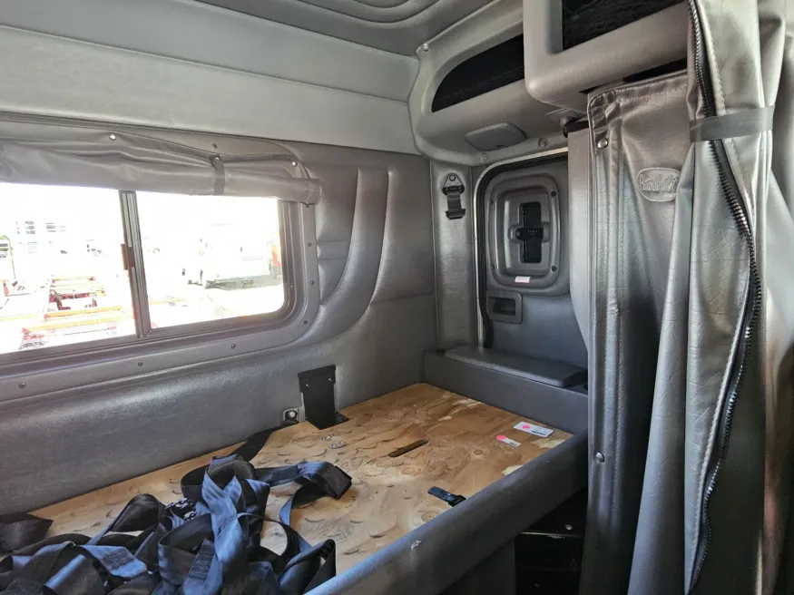 2020 Peterbilt 389 | Photo 26 of 30