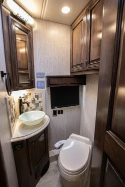 2019 Newmar Dutch Star 4369 | Thumbnail Photo 24 of 31