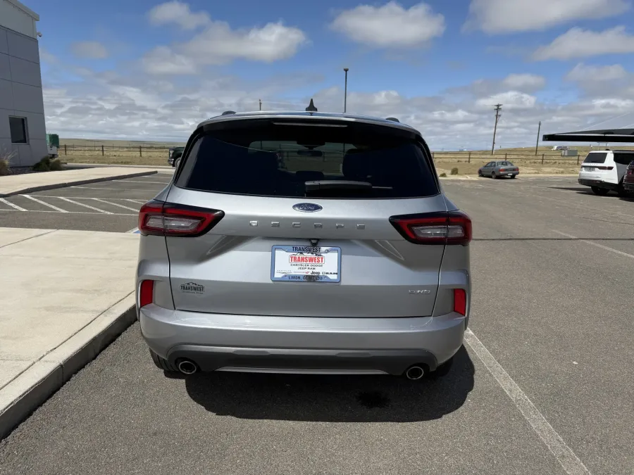 2024 Ford Escape ST-Line | Photo 6 of 24