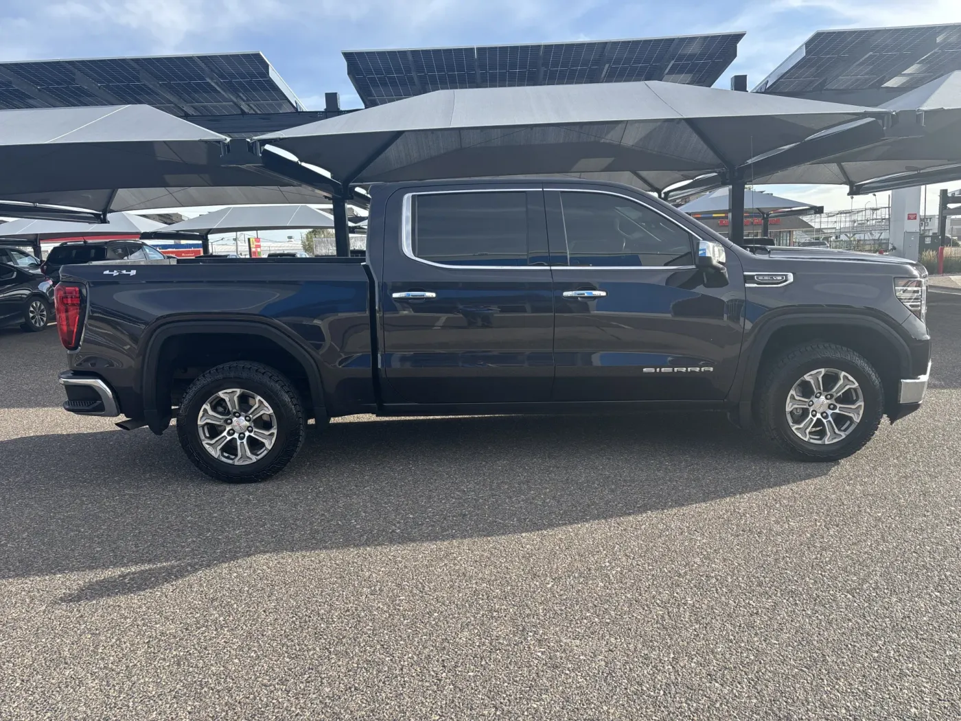 2024 GMC Sierra 1500 SLT | Photo 5 of 18