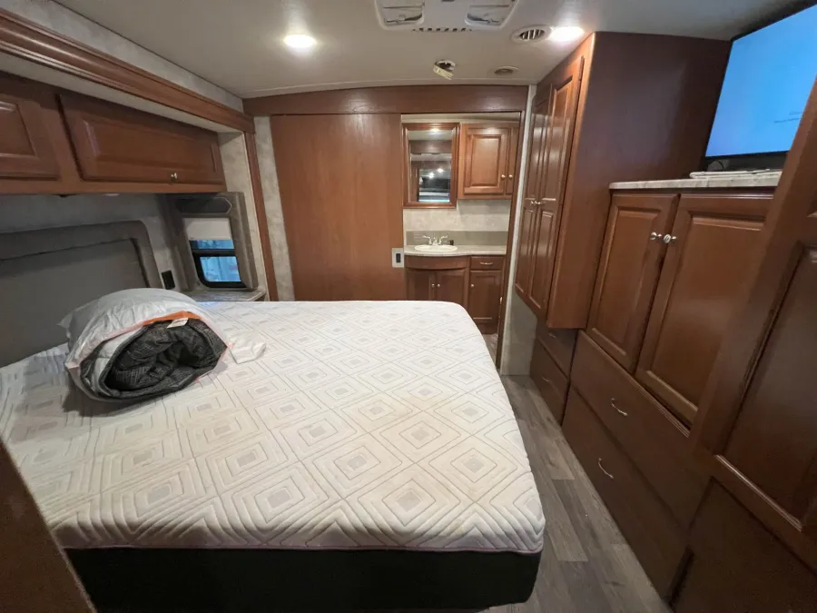 2019 Winnebago Sunstar LX 35F | Photo 16 of 20