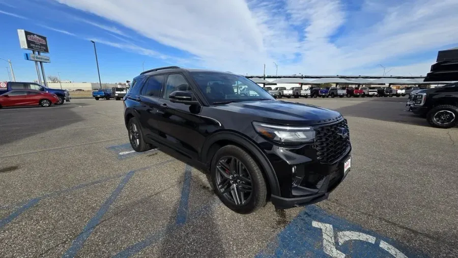 2026 Ford Explorer | Photo 3 of 33