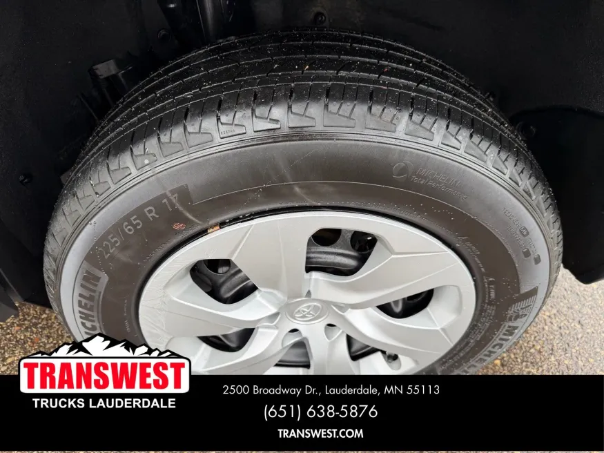 2021 Toyota RAV4 LE | Photo 17 of 23