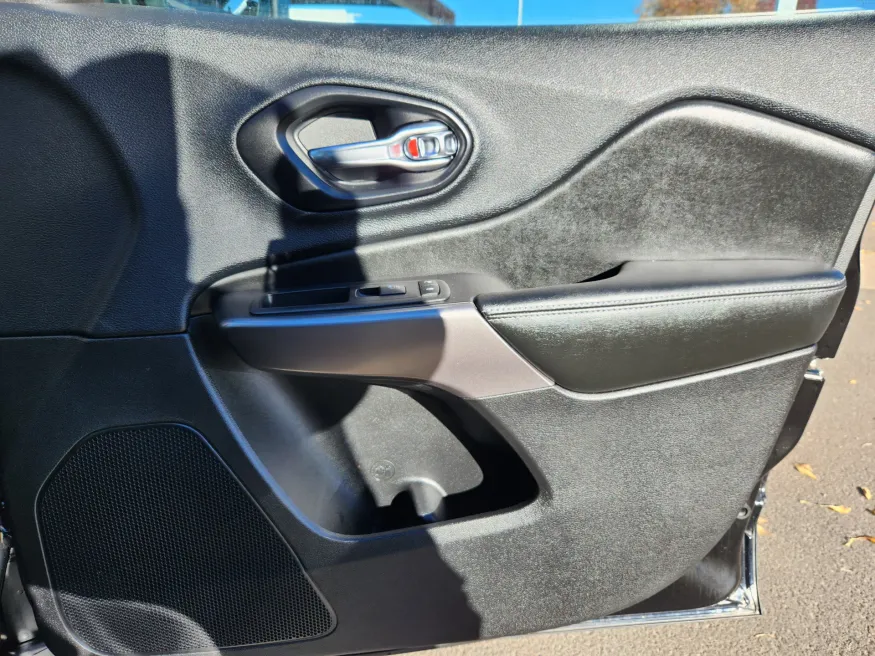 2019 Jeep Cherokee Latitude Plus | Photo 17 of 29