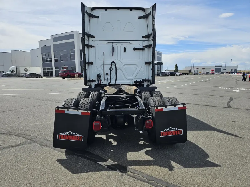 2024 Freightliner Cascadia 126 | Photo 5 of 21