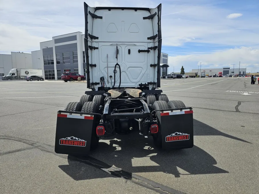 2024 Freightliner Cascadia 126 | Photo 5 of 21