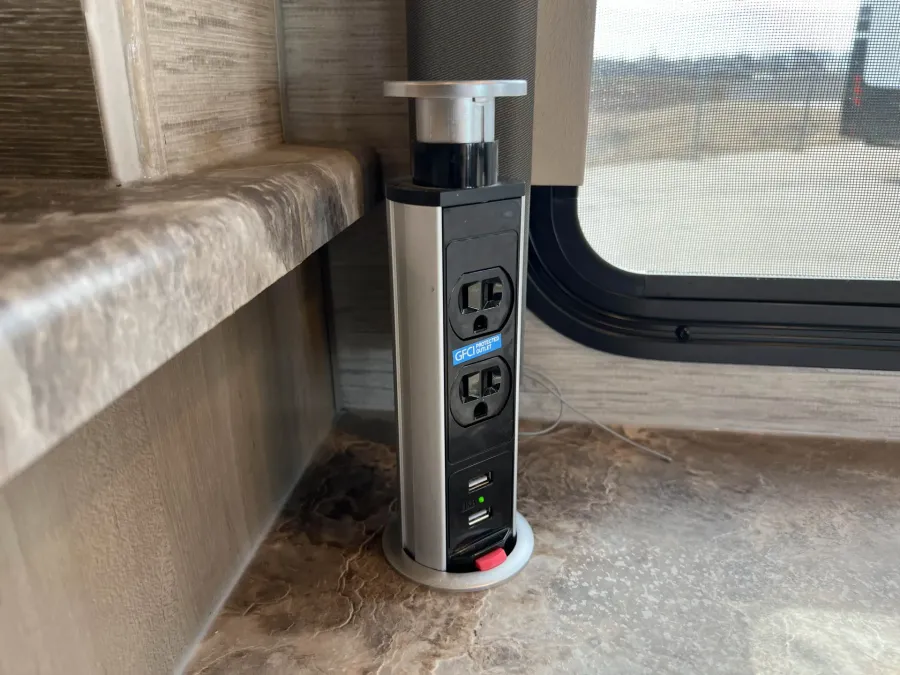 2022 Thor Four Winds 27R | Photo 28 of 37