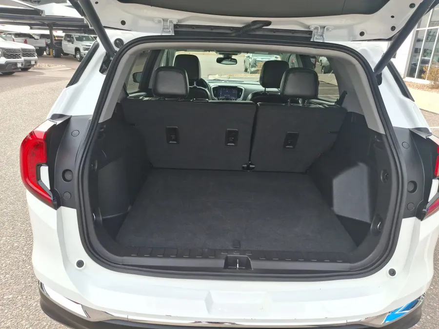 2024 GMC Terrain SLT | Photo 8 of 21