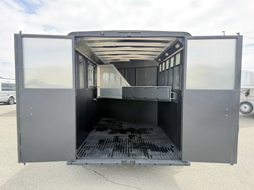 2026 Logan Coach Crossfire 3HGN | Photo 9 of 14