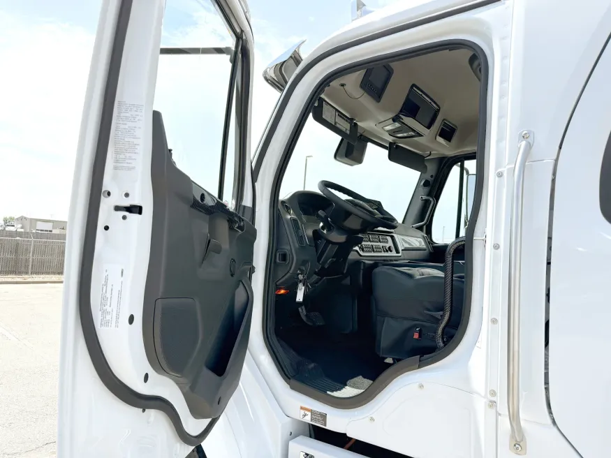 2026 Freightliner M2 112 SUMMIT HAULER | Photo 4 of 24