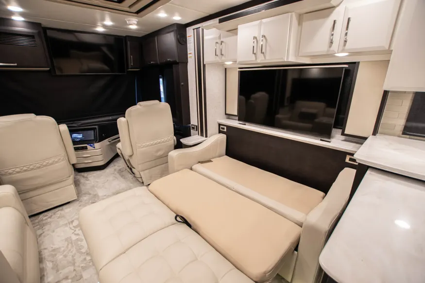 2026 Newmar Essex 4569 | Photo 16 of 35