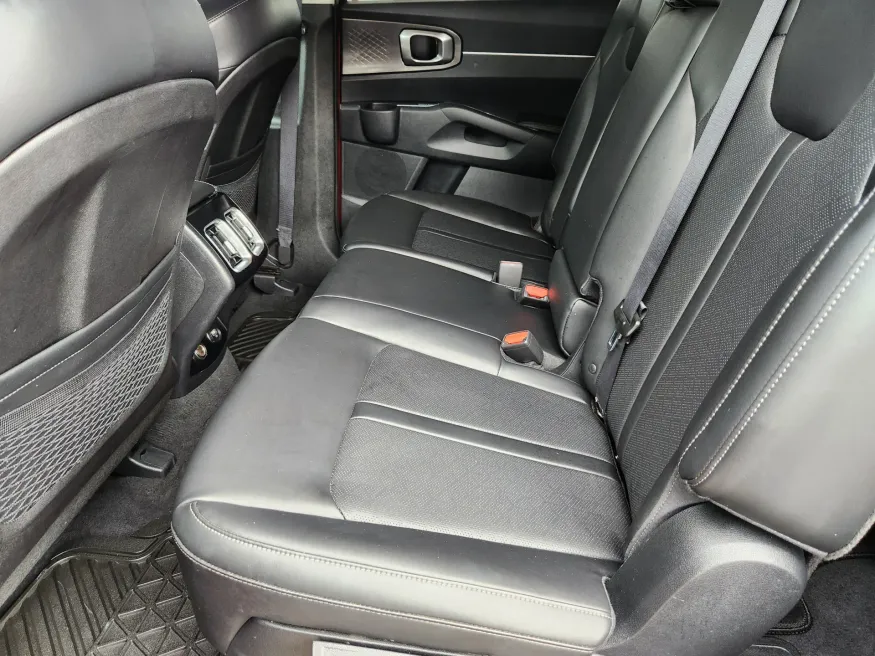 2023 Kia Sorento S | Photo 10 of 28