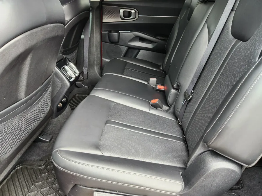 2023 Kia Sorento S | Photo 10 of 28