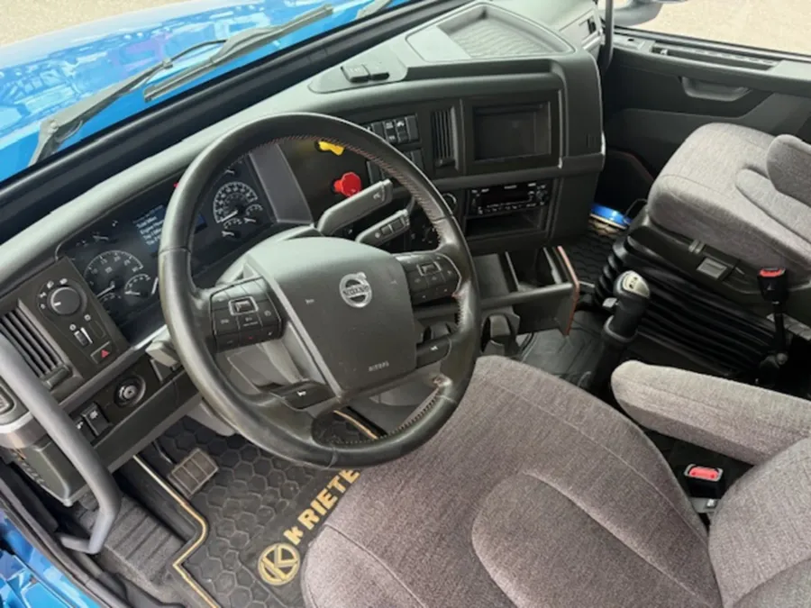 2022 Volvo VNL | Photo 9 of 11