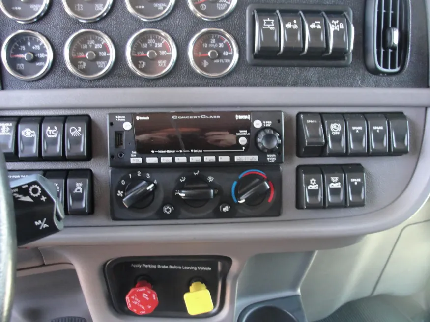 2022 Peterbilt 389 | Photo 13 of 23