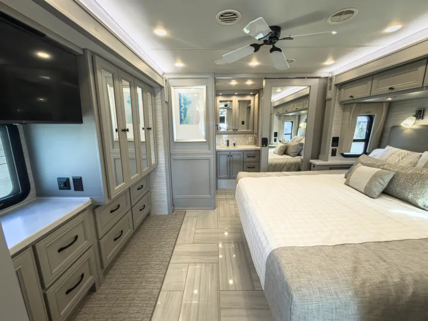 2026 Tiffin Phaeton 37 BH | Photo 25 of 43