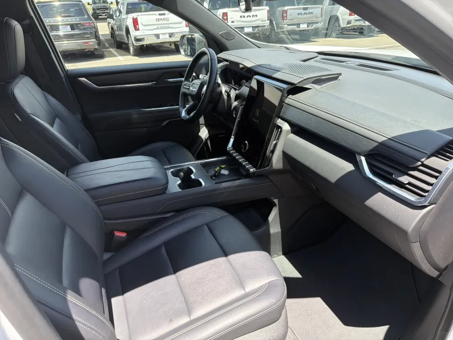 2024 GMC Acadia AWD Elevation | Photo 15 of 25