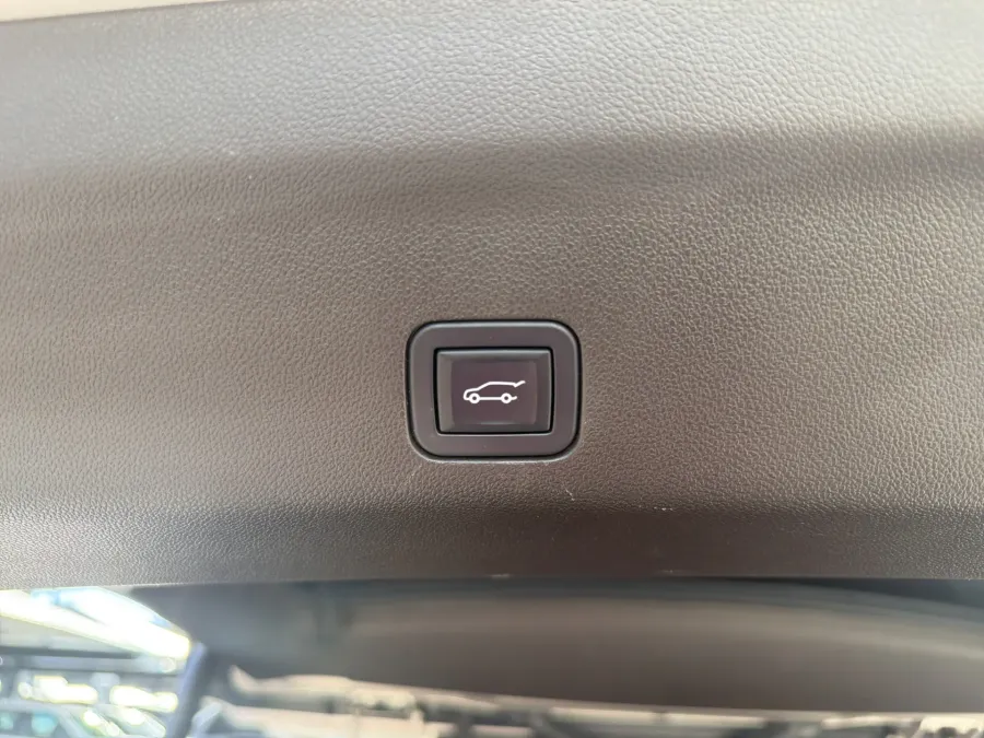 2024 GMC Yukon XL SLT | Photo 9 of 22