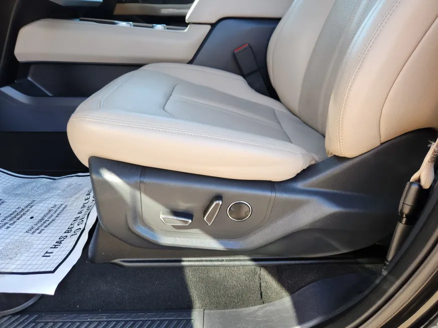 2023 Ford Expedition Limited | Photo 8 of 30