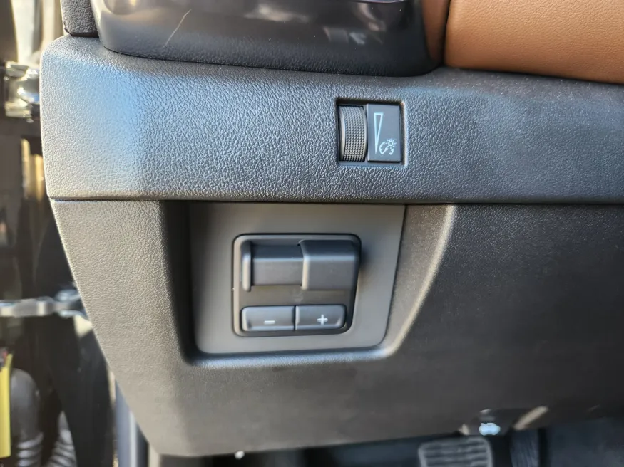 2025 GMC Canyon 4WD AT4 | Photo 6 of 28