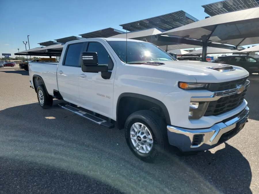 2024 Chevrolet Silverado 2500HD LT | Photo 7 of 18