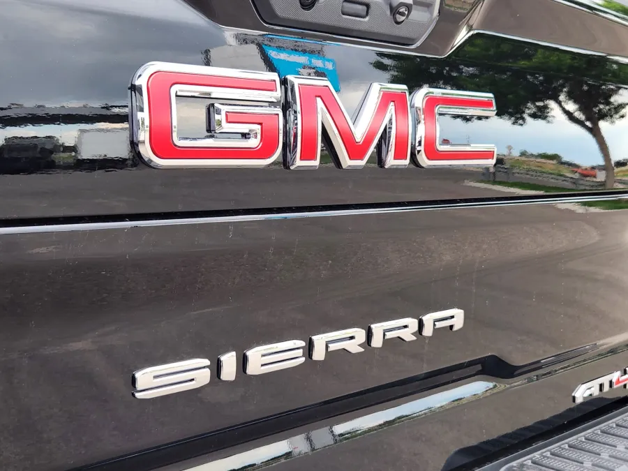 2025 GMC Sierra 2500HD AT4 | Photo 13 of 32