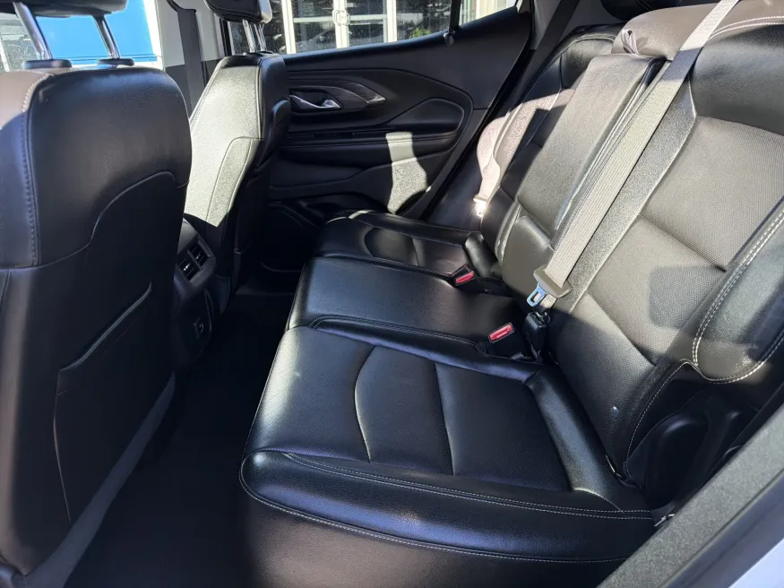 2024 GMC Terrain SLT | Photo 10 of 22