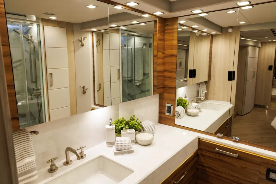 2026 Emerald Luxury Coaches Prevost H3-45 Quad Slide | Photo 19 of 34