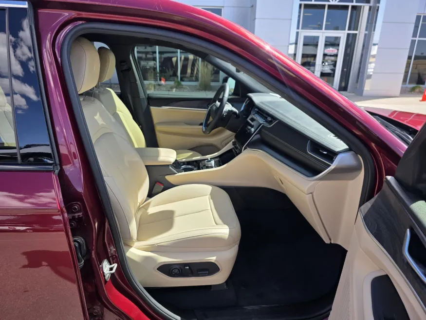 2023 Jeep Grand Cherokee L Limited | Photo 18 of 29