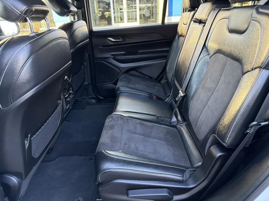 2024 Jeep Grand Cherokee L Altitude | Photo 11 of 23