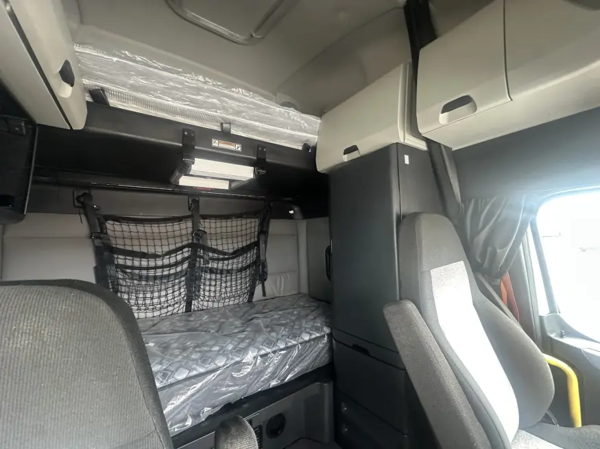 2020 Freightliner Cascadia | Photo 15 of 18