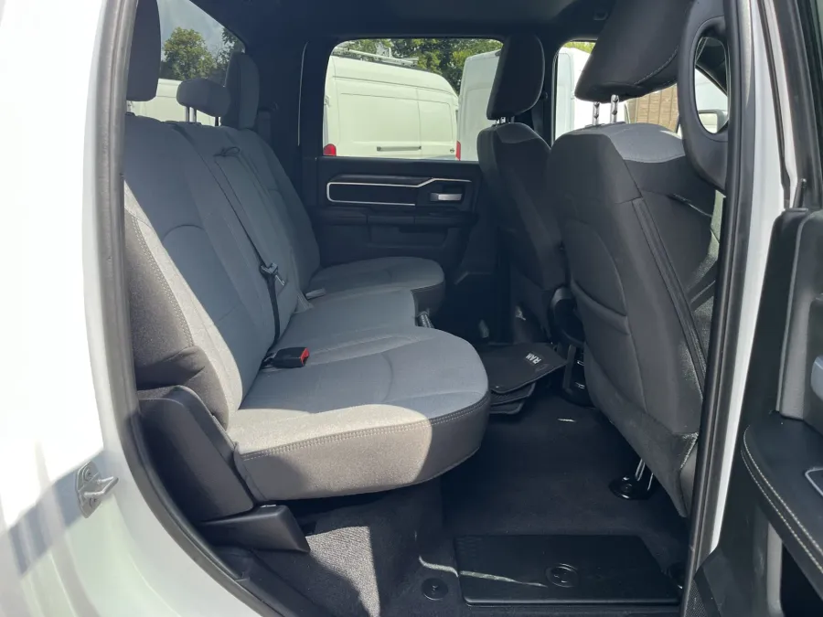 2024 RAM 2500 Big Horn | Photo 9 of 21