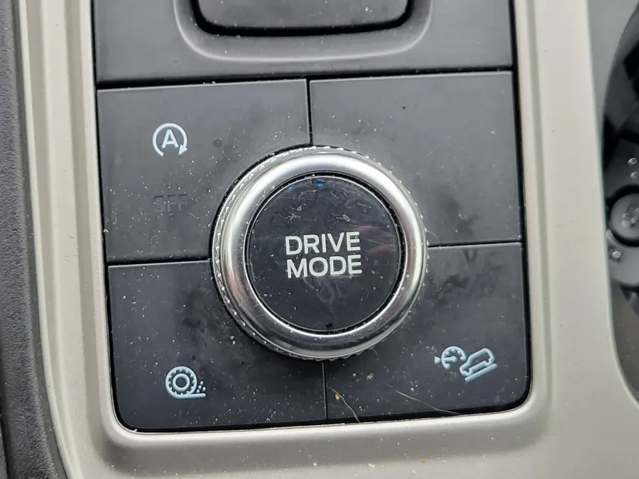 2023 Ford Explorer XLT | Photo 19 of 32