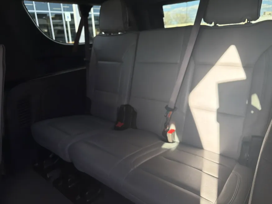 2024 GMC Yukon XL SLT | Photo 10 of 22