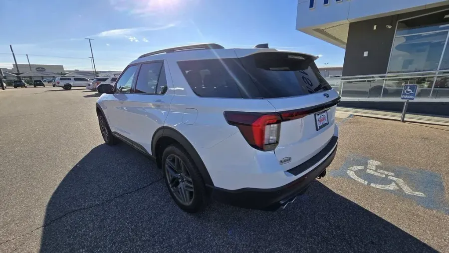 2026 Ford Explorer | Photo 6 of 34