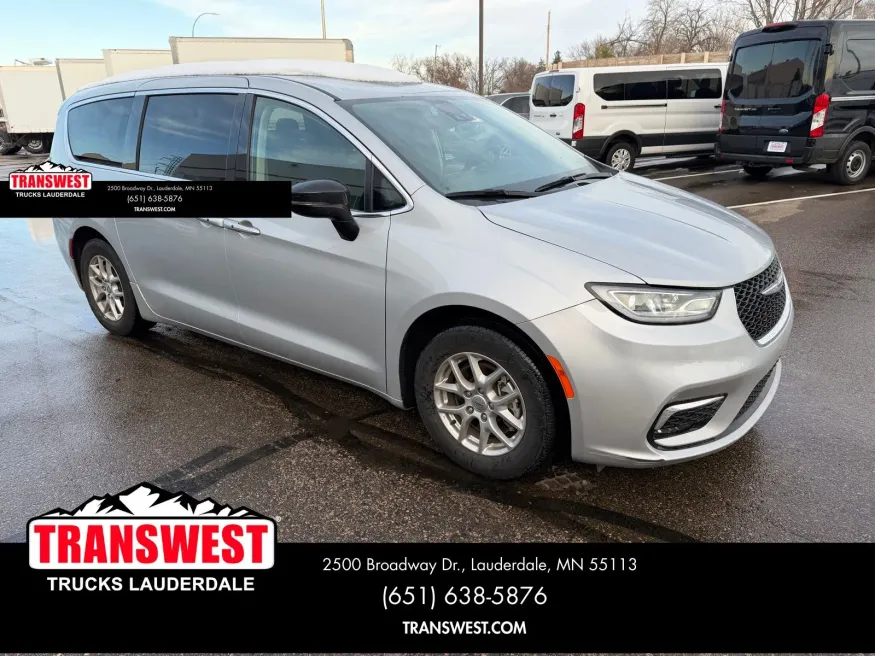 2024 Chrysler Pacifica Touring L | Photo 6 of 24