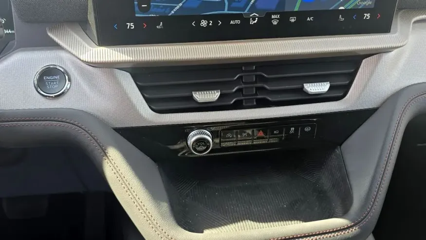 2025 Ford Explorer | Photo 22 of 30