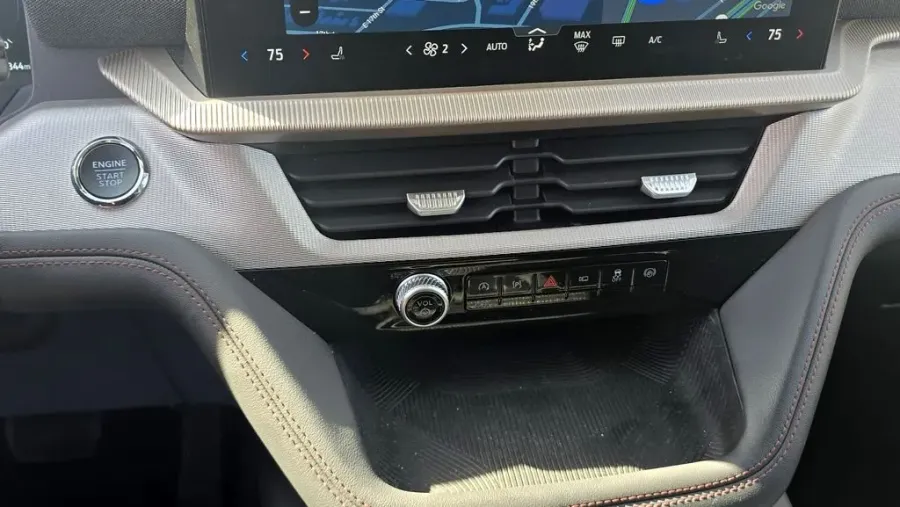 2025 Ford Explorer | Photo 22 of 30