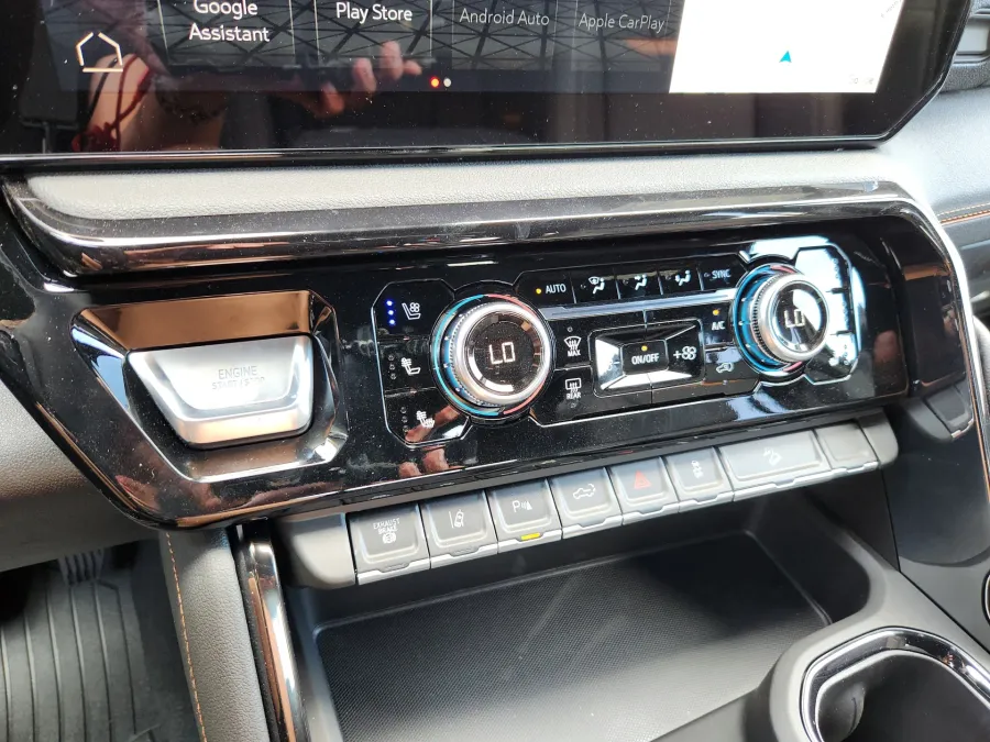 2025 GMC Sierra 2500HD AT4 | Photo 26 of 30