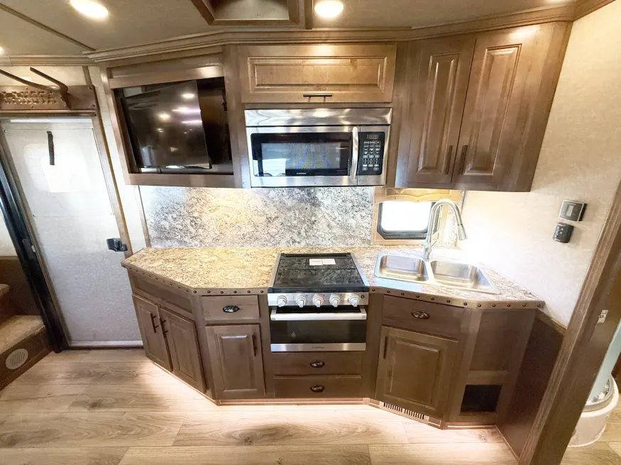 2022 Lakota Bighorn 6HLQ | Photo 8 of 26