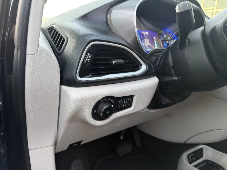 2023 Chrysler Pacifica Touring L | Photo 15 of 22