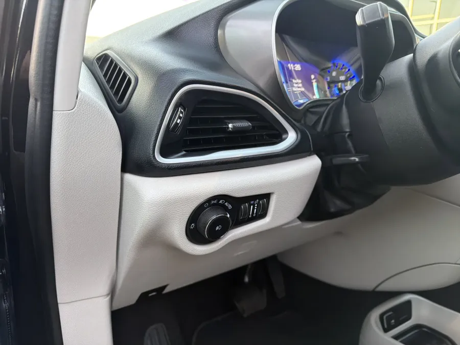 2023 Chrysler Pacifica Touring L | Photo 15 of 22