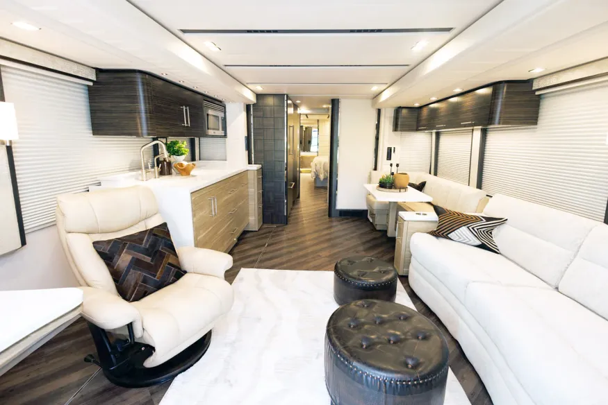 2027 Emerald Luxury Coaches Prevost H3-45 Quad Slide | Photo 3 of 33