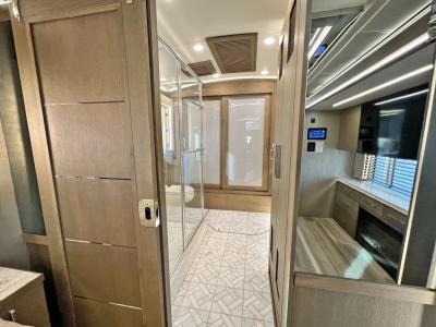 2023 Newmar King Aire 4531 | Thumbnail Photo 25 of 45