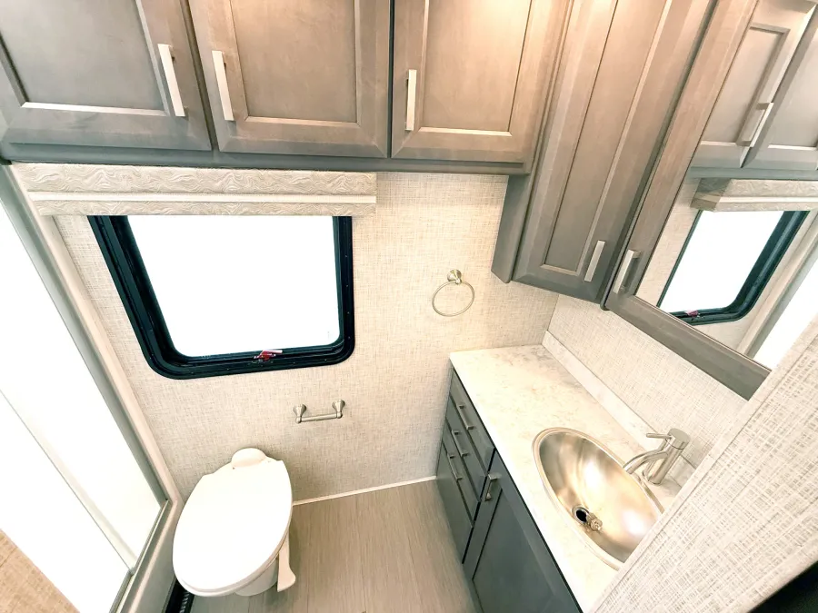 2023 Thor Inception 38MX | Photo 17 of 29