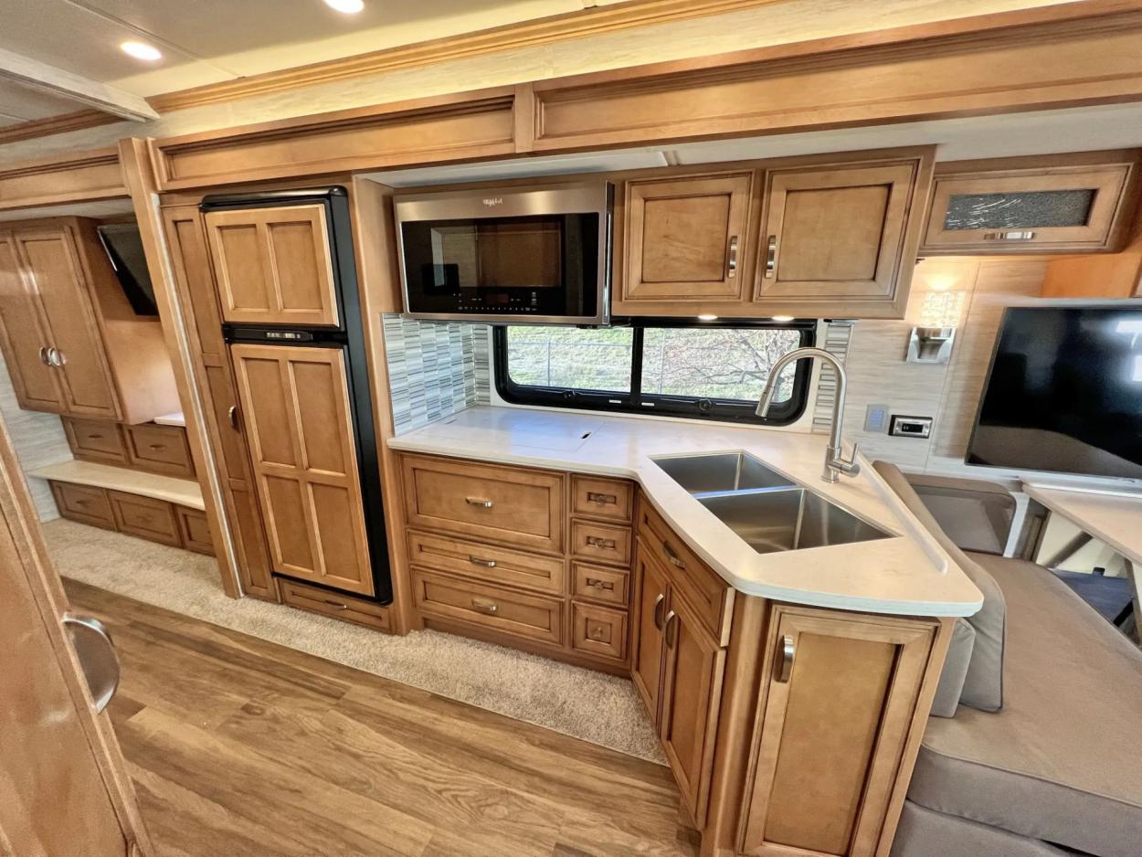 2023 Newmar Canyon Star 3737 | Photo 13 of 43