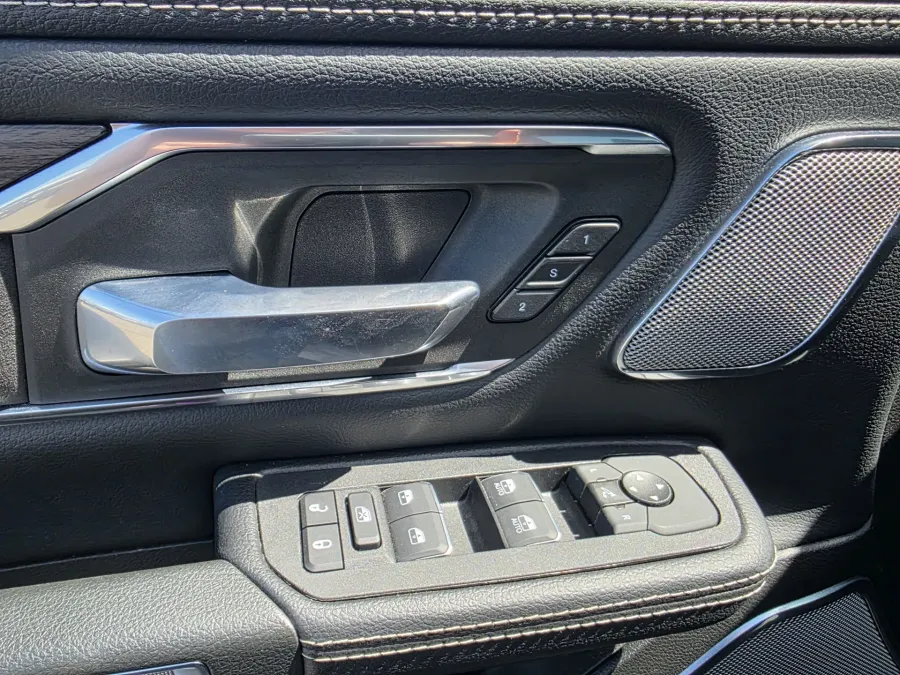 2025 RAM 1500 Laramie | Photo 13 of 17