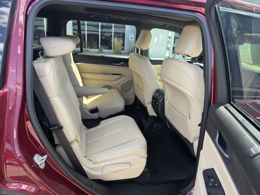 2023 Jeep Grand Cherokee L Limited | Photo 16 of 29
